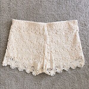 Whispers Tan/Cream Lace Women Shorts.Size:XL. Gently Used.